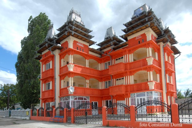 Bercea Mondial oranje huisje http://www.pressalert.ro/wp-content/uploads/2011/02/casa-Bercea-Mondial-2-p.jpg