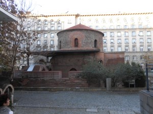 Om dit Byzantijnse kerkje hebben ze later het presidentieel paleis heengebouwd