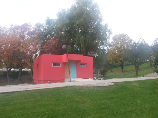 Roze toiletgebouw in park Titan. Bron: www.gandul.info